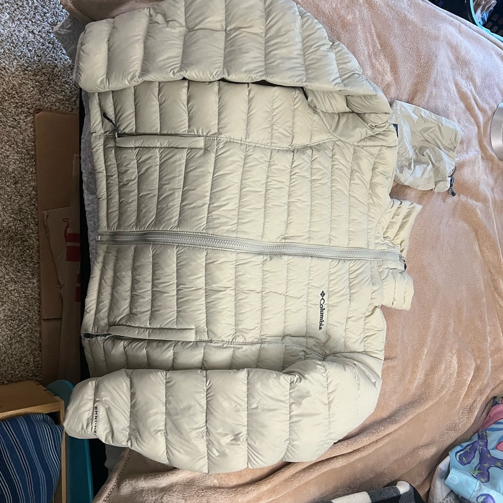 Columbia Women's cream Puffer Jacket